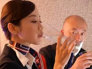 Chúng ta hãy thương lượng giá trước nhé. Con mèo này trông khá dữ tợn và tiếng hét của nó cũng rất hay.